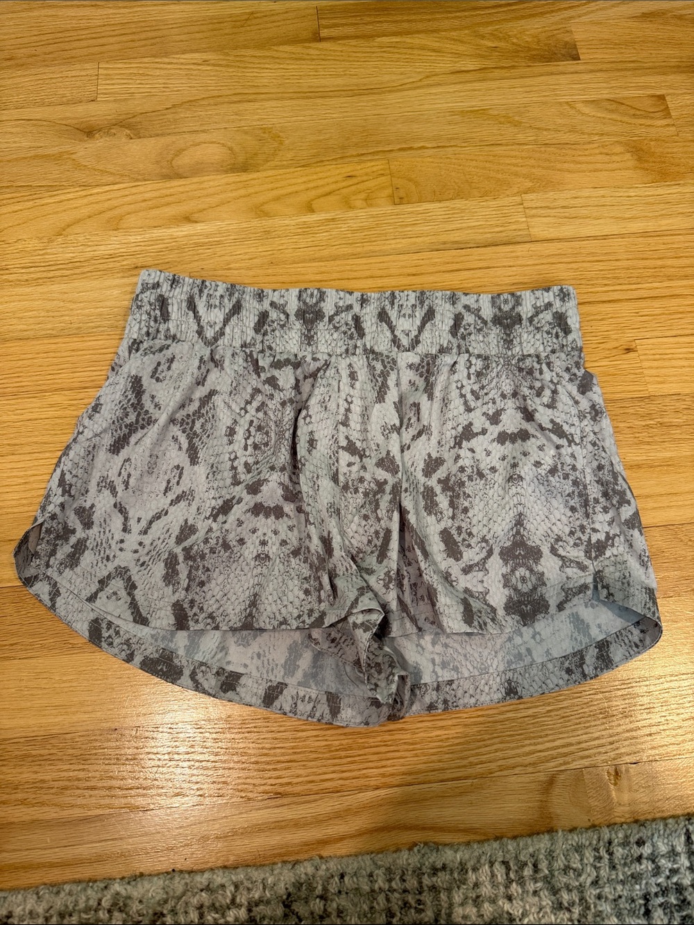Women's Varley Kalin Gray Snake-Print Running Shorts Size Medium - Picture 1 of 1